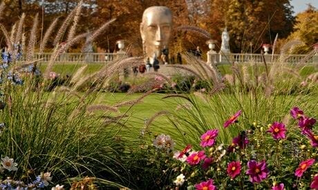 Huge golden head in the Jardin du Luxembourg