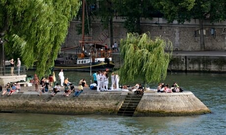 People drinking cocktails at Square du Vert-Galant